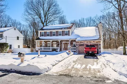 36 Lansing St, Miller Place, NY 11764