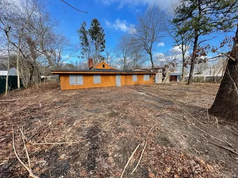 34 Peach St, Central Islip, NY 11722