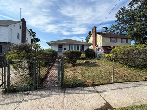 10 Taft Ave, Hempstead, NY 11550