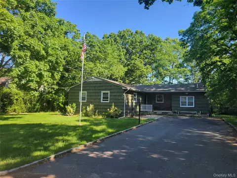 29 Wrana St, Medford, NY 11763