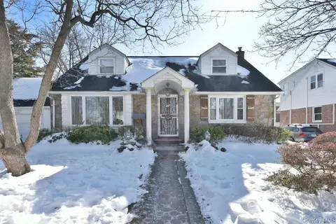 39 Greentree Rd, North Hempstead, NY 11501