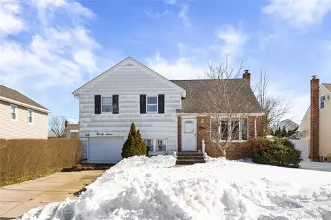 27 Elizabeth Dr, Bethpage, NY 11714