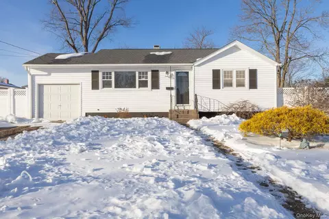 3 Exeter Rd, Brookhaven, NY 11772