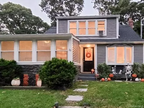 19 Belmont Rd, Sound Beach, NY 11789