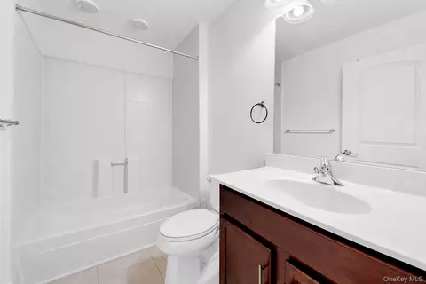 Bath - 4 Kless Ct, Middletown, NY 10940 photo 1 of 1