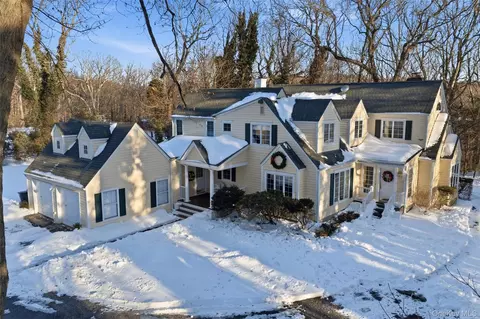 55 Titus Ln, Cold Spring Harbor, NY 11724