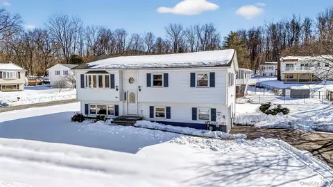1 Mace Dr, Clarkstown, NY 10989