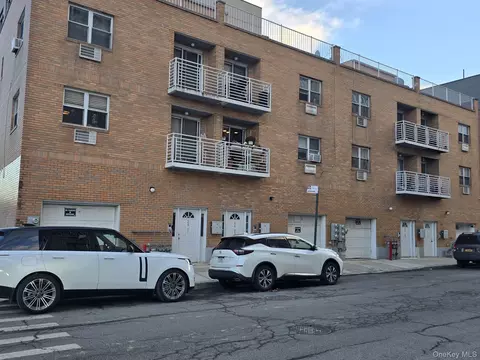 2601 2nd St, Astoria, NY 11102
