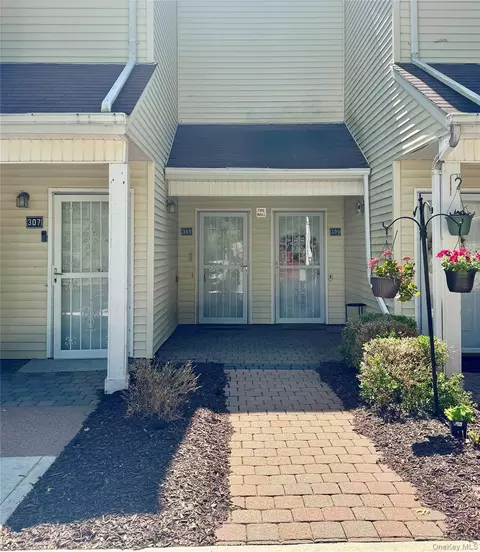 305 Gazebo Ct, New Windsor, NY 12553