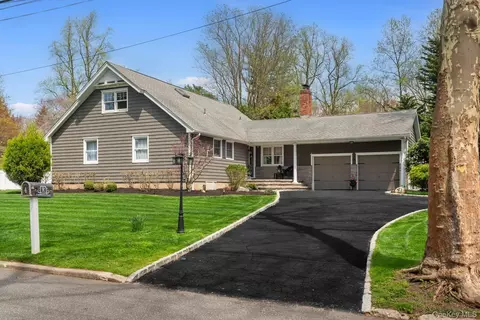 4 Abbington Pl, Northport, NY 11768