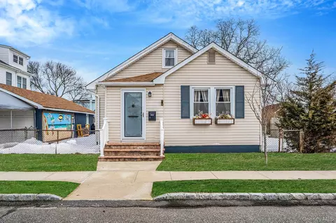 924 S 4th St, Lindenhurst, NY 11757