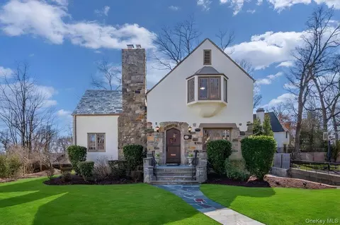 7 Acorn Ln, Larchmont, NY 10538