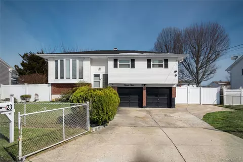 23 Frank St, Brentwood, NY 11717