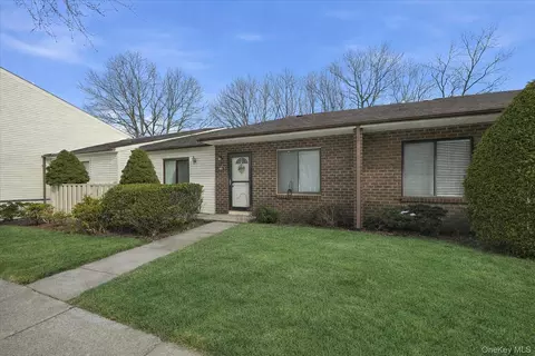 964 Skyline Dr, Coram, NY 11727