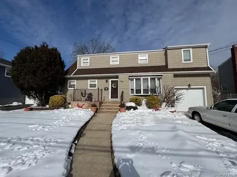 344 Rose St, Massapequa Park, NY 11762