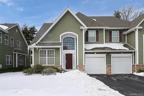 106 Victoria Pl, Melville, NY 11747