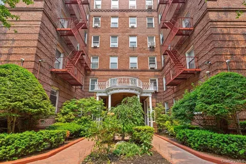 111-39 76th Rd #E4, New York, NY 11375