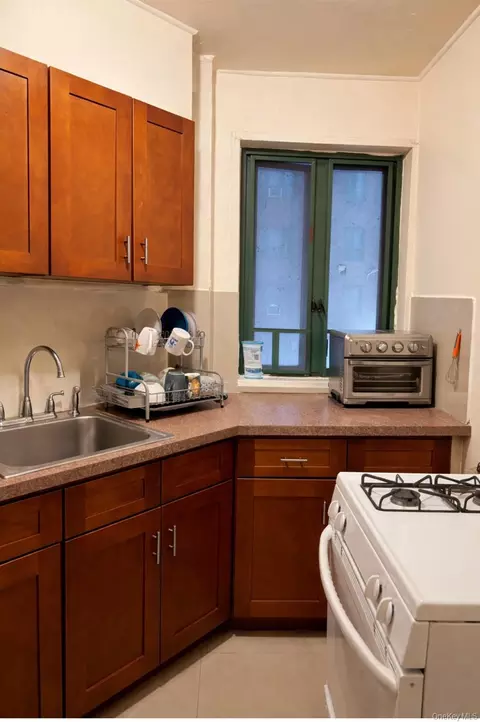 1566 Unionport Rd #1C, New York, NY 10462