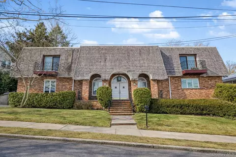 15 Herkimer St, Staten Island, NY 10301