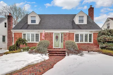 122 Laurel Dr, North Hempstead, NY 11040