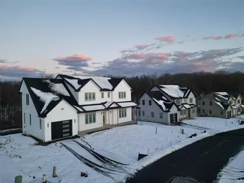 50 Southfield Fls, Monroe, NY 10950