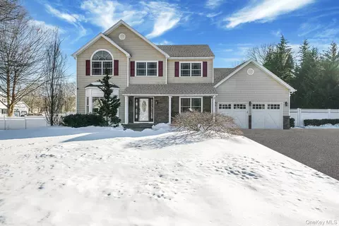 24 Embassy Rd, Selden, NY 11784