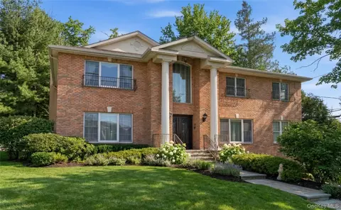 4 Peachtree Ln, North Hempstead, NY 11576