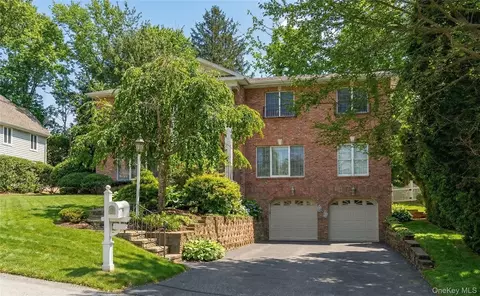 4 Peachtree Ln, North Hempstead, NY 11576