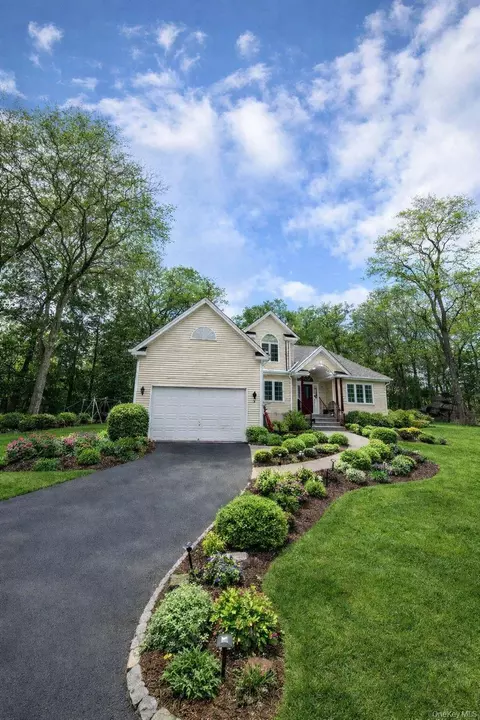 535 Creek Rd, Poughkeepsie, NY 12601