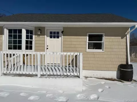 17 Bayport Rd, Mastic Beach, NY 11951