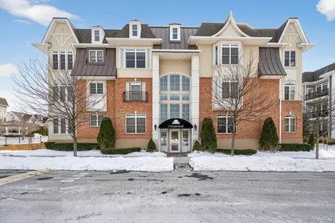 366 Roosevelt Way, North Hempstead, NY 11590