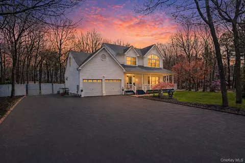 22 Jerusalem Hollow Rd, Manorville, NY 11949