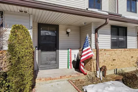 201 Poplar Ct #201, Wantagh, NY 11793