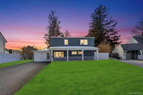 119 Scooter Ln, Hicksville, NY 11801