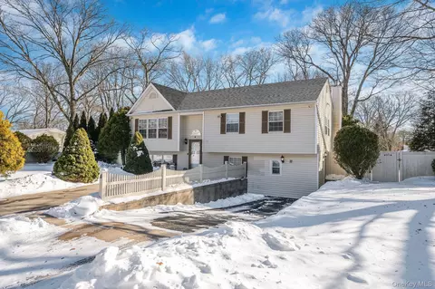 4 W Prospect St, Selden, NY 11784