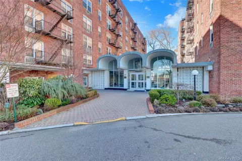 54-44 Little Neck Pkwy #4S, Little Neck, NY 11362