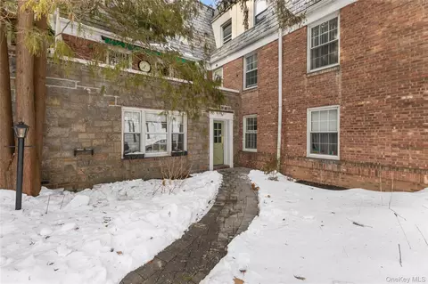 74 Pinewood Rd #2F, Greenburgh, NY 10530