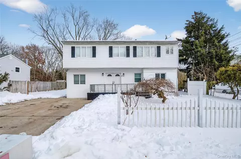 68 Champlain St, Port Jefferson Station, NY 11776