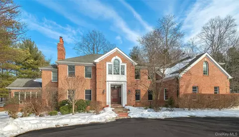 18 Harriman Dr, North Hempstead, NY 11050