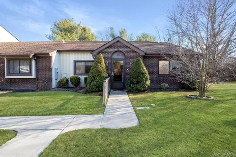 36 Blue Point Rd E, Holtsville, NY 11742