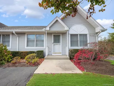 2 Windsor Cir, Clarkstown, NY 10956