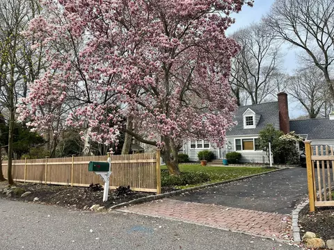 10 Beech Ln, Stony Brook, NY 11790