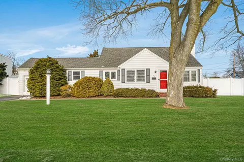 53 Canterbury Ln, North Babylon, NY 11703