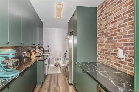 15 Hill Park Ave #2L, North Hempstead, NY 11021