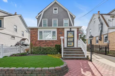 17 Everett St, Lynbrook, NY 11563