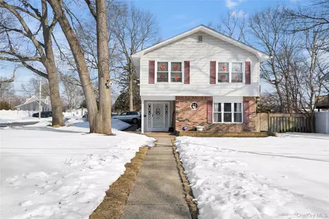 1093 Oakneck Rd, Bay Shore, NY 11706