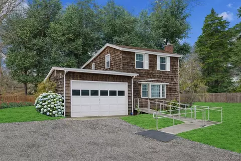 6 Oak St, Saint James, NY 11780