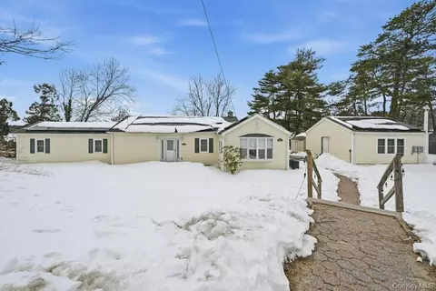 63 Lakeside Trl, Ridge, NY 11961