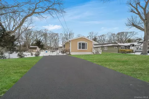 71 Oak Ave, Shirley, NY 11967