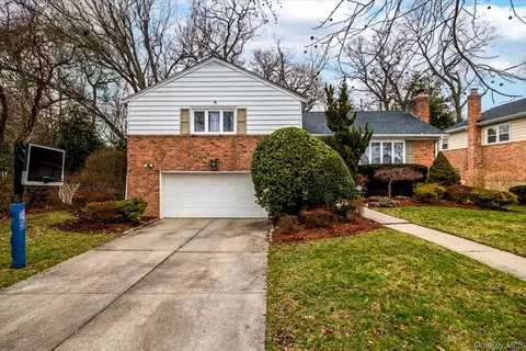 105 Reeve Rd, Rockville Centre, NY 11570